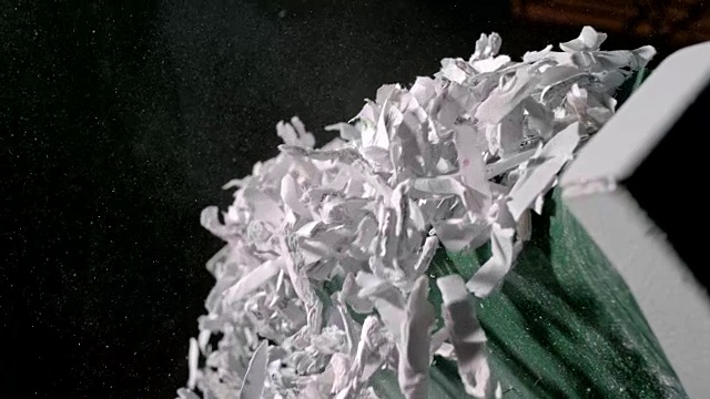 SLO MO从工业碎纸机输送带上掉落碎纸视频素材