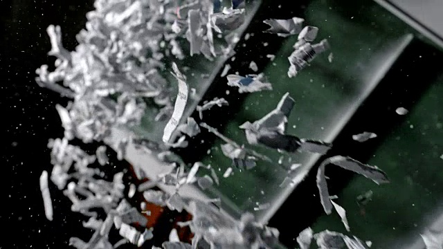 碎纸从碎纸机输送带上掉下来视频素材