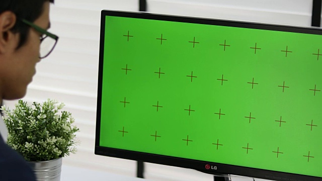 商人使用绿色屏幕的笔记本电脑视频素材