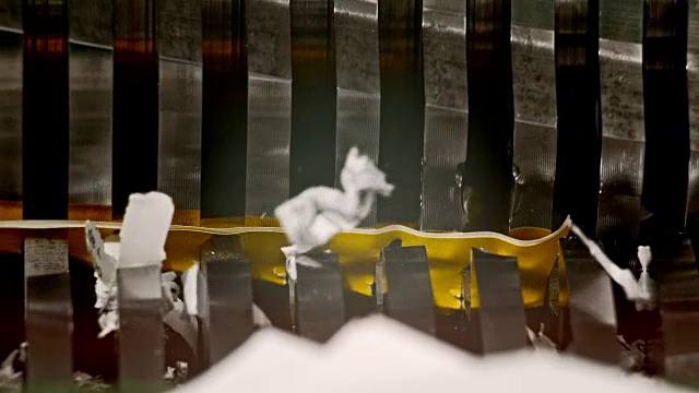 SLO MO工业碎纸机研磨文件视频素材