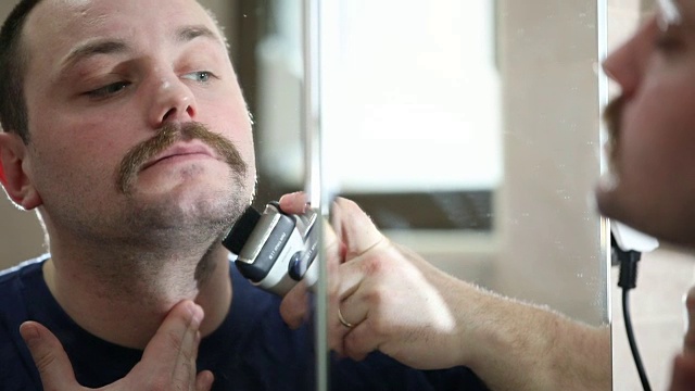 男子剃须轻轻视频素材