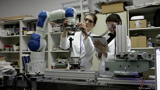 科学家使用机械臂工作视频素材