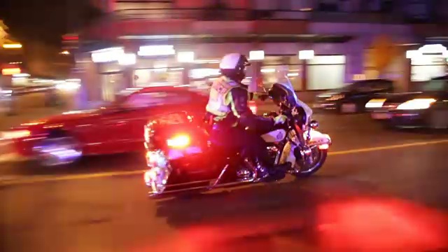 车队护送摩托车在十字路口转弯视频下载