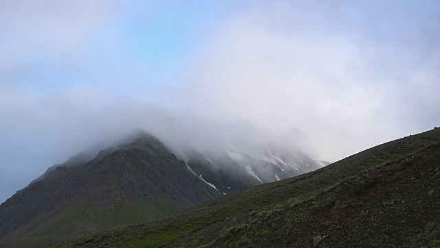 冰岛北部的浓雾山峰视频下载