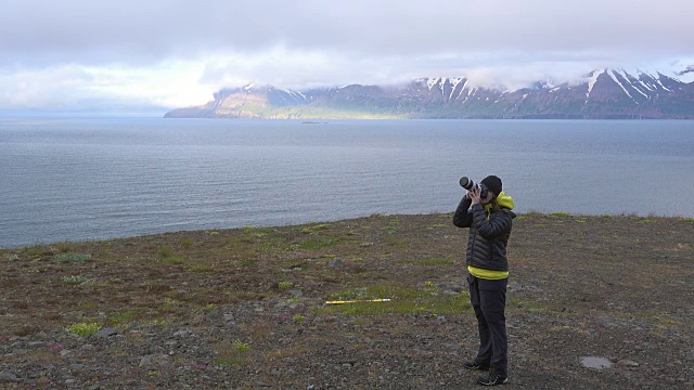 冰岛北极圈附近的峡湾，一名女摄影师视频下载