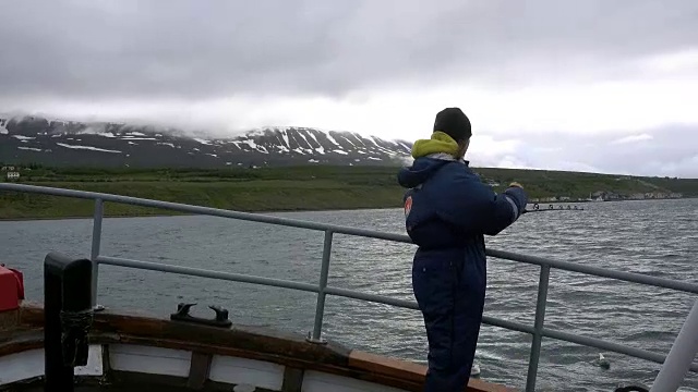 在北极峡湾用鱼竿钓鱼的妇女视频下载