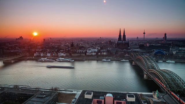 德国，北莱茵-威斯特伐利亚，科隆，城市景观与科隆大教堂和科隆尼厄斯在黄昏-时间流逝视频下载