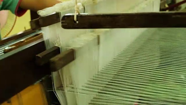 亚洲传统文化中的金丝织布机，棉织布机视频下载