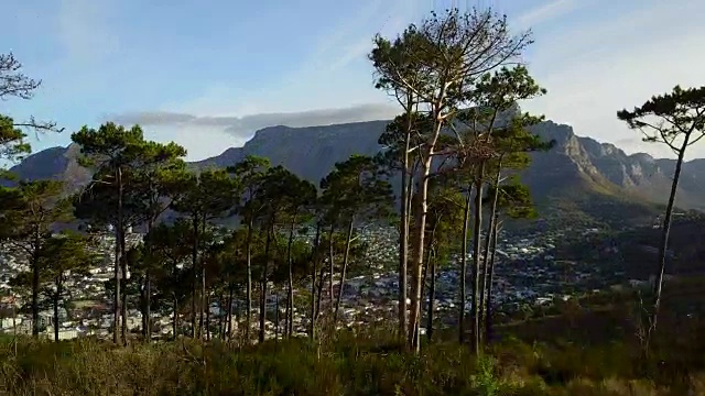 在一段航拍视频中，世界七大奇迹之一的桌山高耸入云，成为这个不可思议的自然地标。视频素材