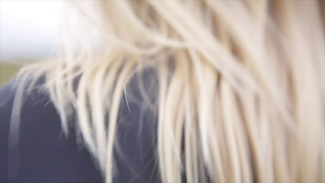 女性冲浪者头发的特写视频下载
