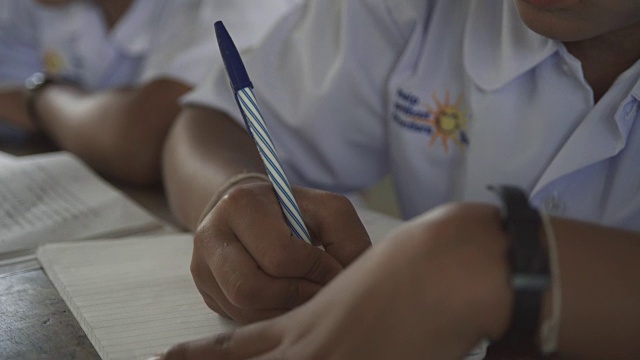 缅甸少女在课堂上做笔记视频下载