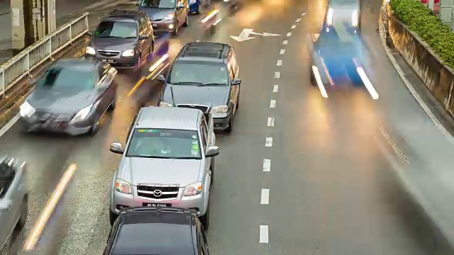 汽车在路上行驶。视频素材