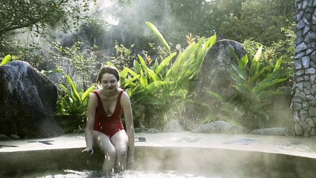 坐在泰国温泉池里的女人视频下载