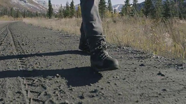 漫步在国家公园的砾石路上视频素材