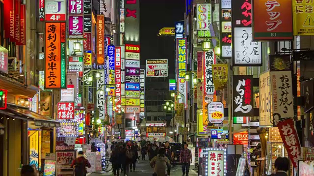 4K时间间隔:日本东京晚上歌舞伎町的人群。视频素材