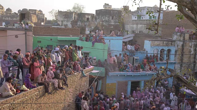 在印度农村，五颜六色的人群庆祝胡里节视频下载