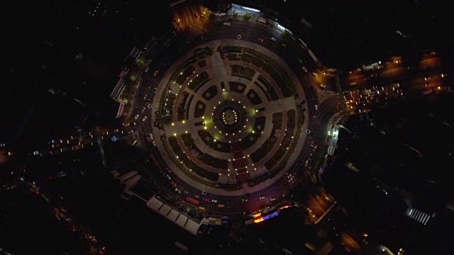 航拍:交通车辆在夜间盘旋视频素材