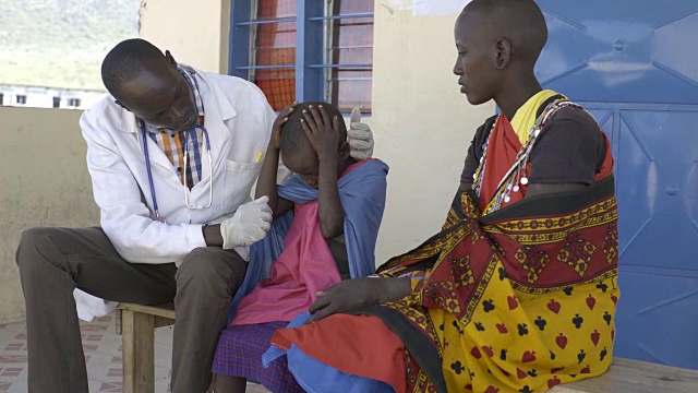 医生检查儿童病人。肯尼亚,非洲。视频素材