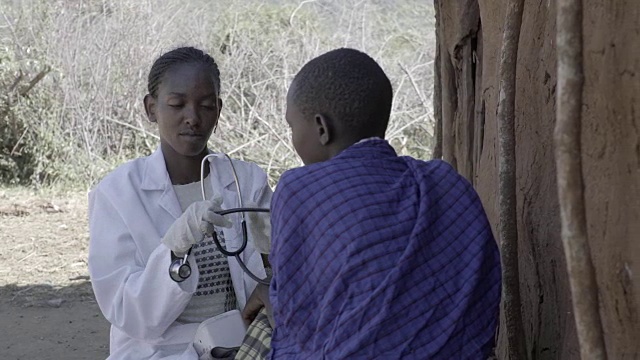 医生在农村给女病人检查。肯尼亚,非洲。视频素材