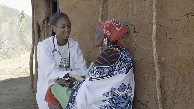 医生为农村老年病人检查。肯尼亚,非洲。视频素材