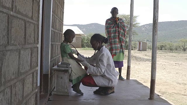 医生在诊所检查儿童病人。肯尼亚,非洲视频素材