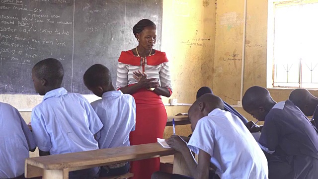 女教师与学生。肯尼亚,非洲。视频素材