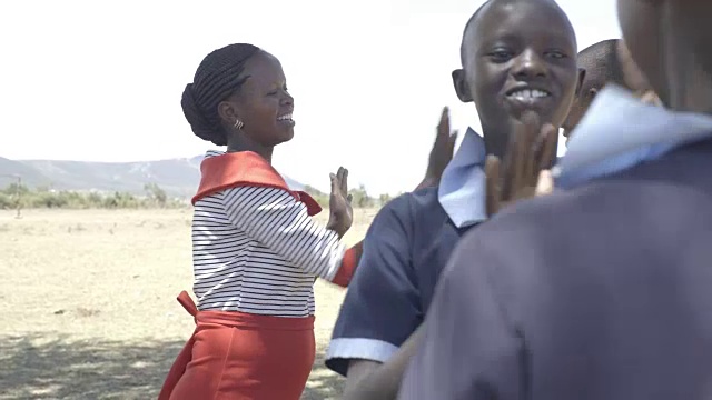女教师与学生。肯尼亚,非洲。视频素材