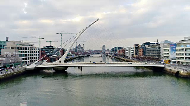 爱尔兰都柏林飞越利菲河向市中心飞去视频素材