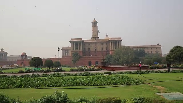 路过印度新德里的国会大厦视频素材