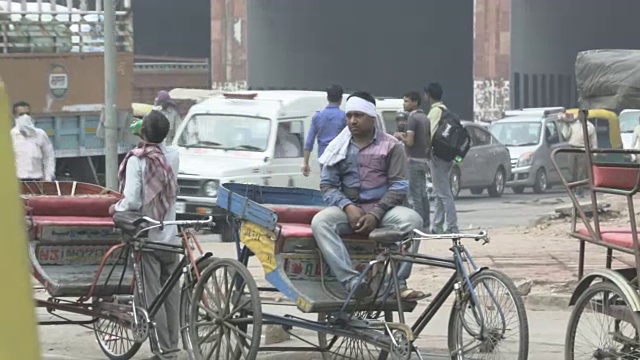 印度的三轮车司机视频素材