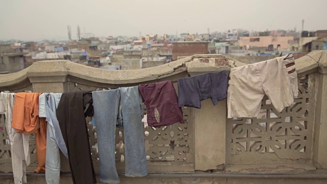 衣服挂在屋顶上，印度视频素材