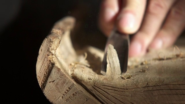 雕刻家用凿子雕刻木头视频下载