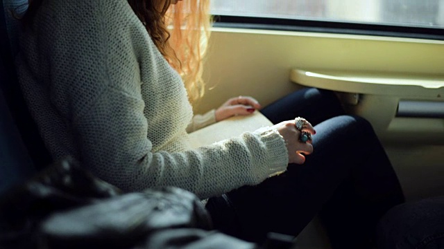 在火车上看书的女人视频下载