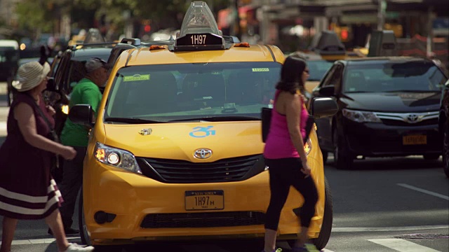 在纽约市繁忙的十字路口，黄色的出租车正处于危险之中视频素材