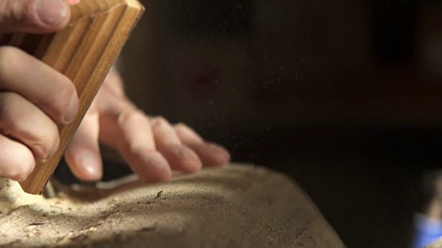 雕刻家用砂木做成的一块视频素材
