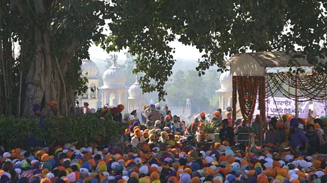 大量人群聚集在锡克教荷拉穆哈拉节上视频下载