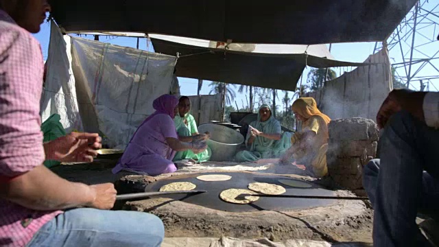 在印度农村制作烤肉。视频素材