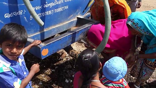 水站和口渴的人，印度视频素材