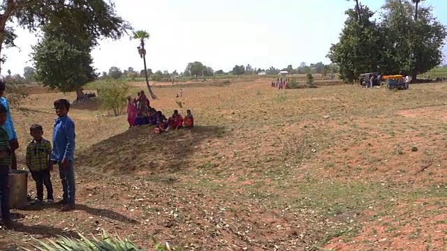 这是炎热的印度农村的一幕视频素材