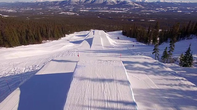 滑雪板撞击大空中跳跃视频下载