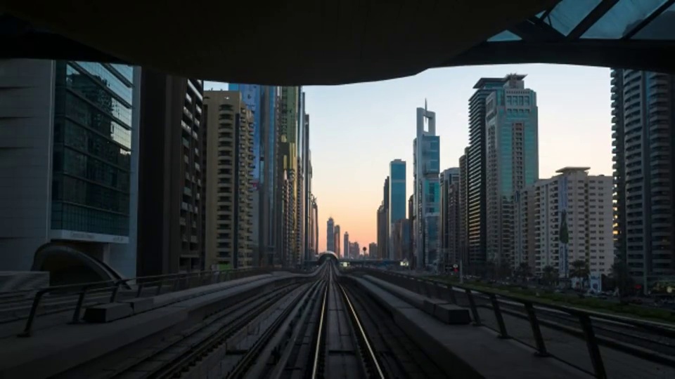 在阿联酋迪拜的谢赫扎耶德路上，乘坐现代无人驾驶的迪拜高架轨道地铁系统，时光流逝视频下载