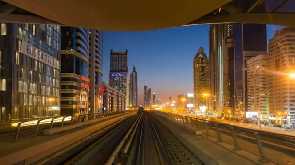 在阿联酋迪拜的谢赫扎耶德路上，乘坐现代无人驾驶的迪拜高架轨道地铁系统，时光流逝视频素材