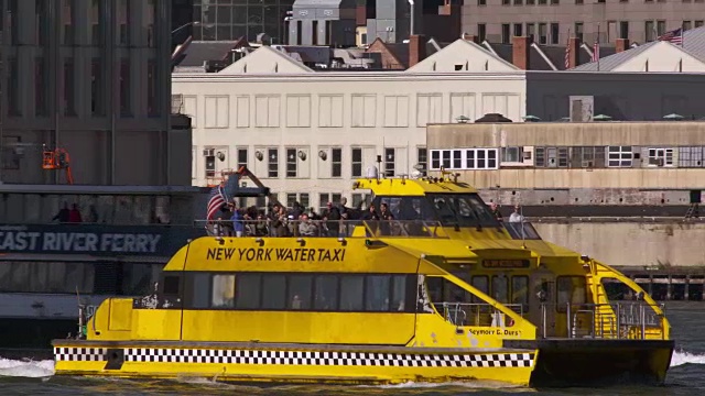 纽约水上出租车载着一群人沿着哈德逊河慢镜头视频素材