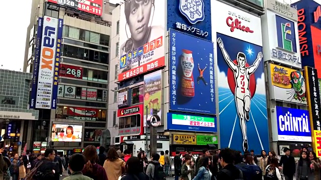 在大阪的南场市场，人们拥挤在一起视频素材