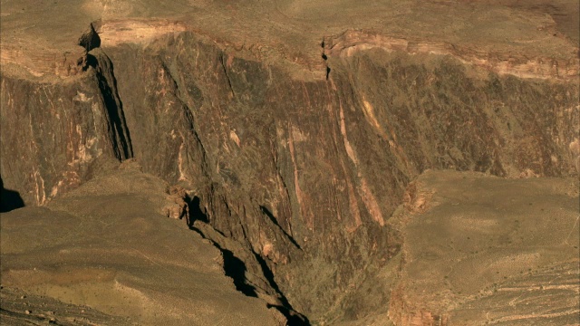层状悬崖标志着大峡谷的周边。视频下载