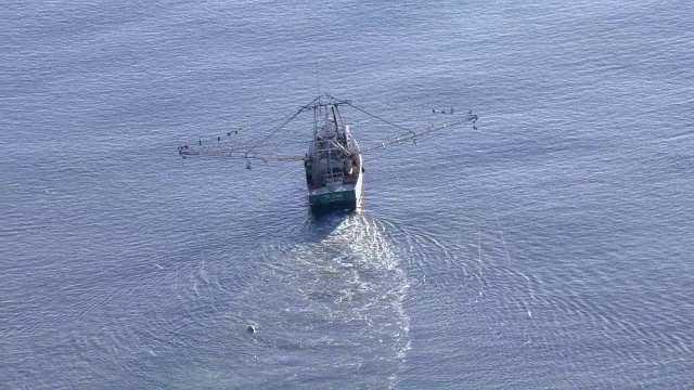 一艘渔船在墨西哥湾巡航。视频素材
