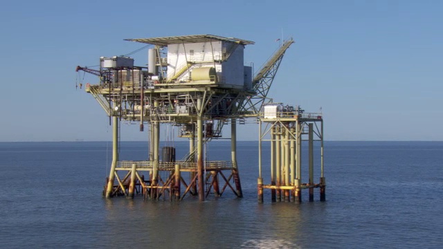 加尔维斯顿湾有一个石油钻井平台。视频素材