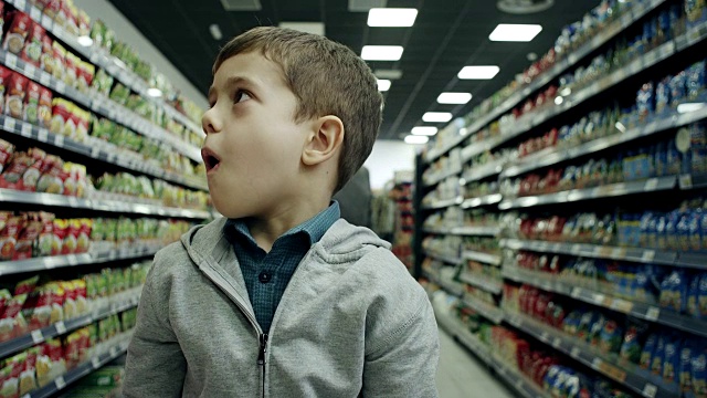 超市里惊讶的男孩视频素材