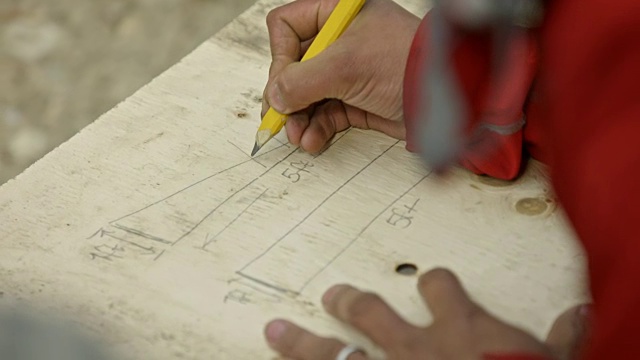 在淘金热的地区，加拿大，一个男人计划建造一个水闸的序列。视频下载