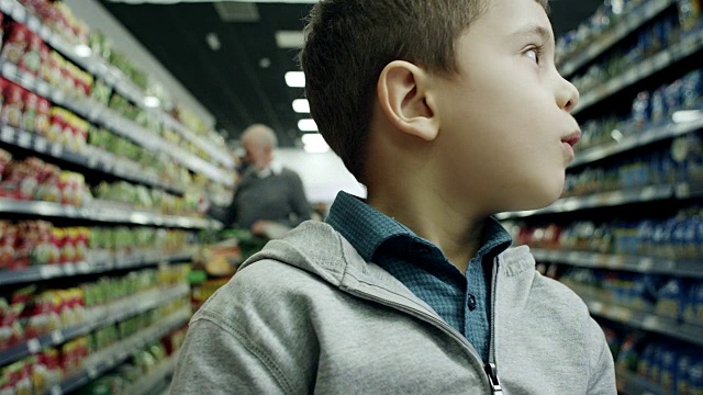 超市里惊讶的男孩视频素材